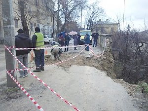 Причиной обрушения подпорной стены в Севастополе стала утечка из водопровода