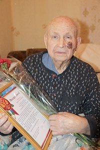 С юбилеем ветерана Великой Отечественной войны Бориса Протасова поздравили сотрудники вневедомственной охраны