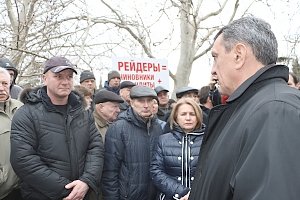 Работники рыбоконсервного завода устроили пикетирование Правительства Севастополя
