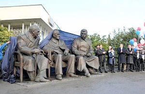 В Ялте открыли памятник Сталину, Черчилю и Рузвельту