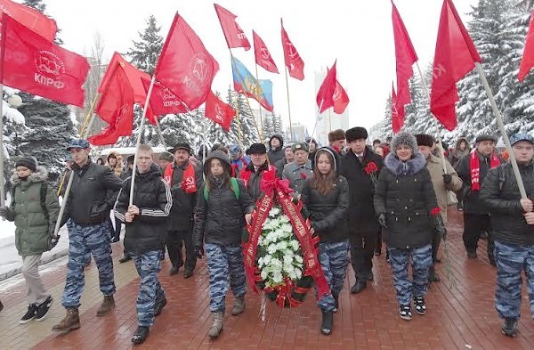 Торжественная церемония возложения венков прошла на Мемориале павших в годы Великой Отечественной войны в Курске