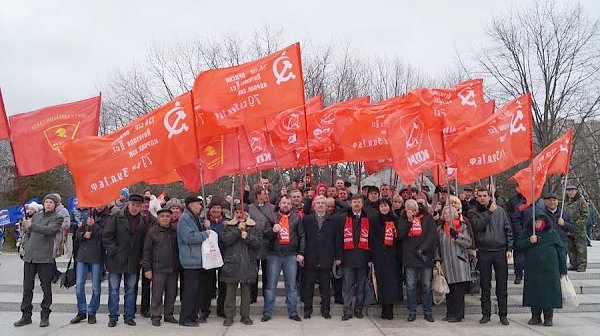 Коммунисты Краснодара отметили день освобождения города возложением цветов и красным «автопоездом»