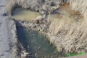 В Керчи образовалось болото из-за протекающего крана