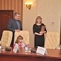 Сергей Аксёнов вручил первый в республике сертификат на материнский капитал