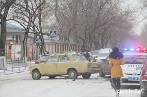 В Керчи в ДТП пострадали водитель и пассажир «Копейки»