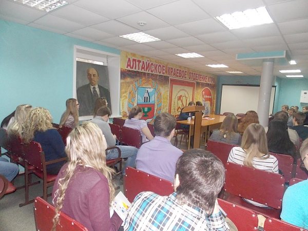 В Алтайском крайкоме КПРФ прошло новое практическое занятие для барнаульских студентов