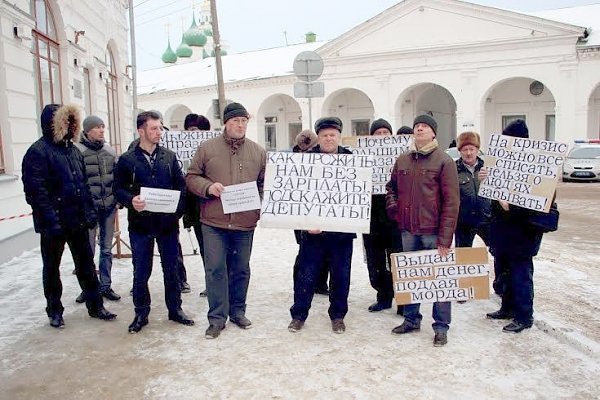 Рабочие костромского завода "Стромнефтемаш" протестуют против невыплаты зарплаты с июля прошлого года
