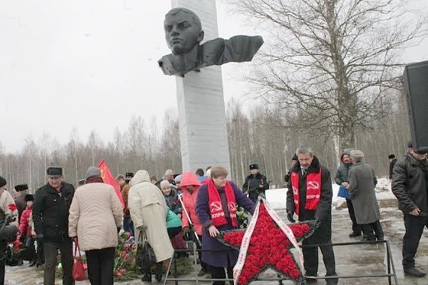 Псковские коммунисты провели митинг у комплекса Героя Советского Союза Александра Матросова