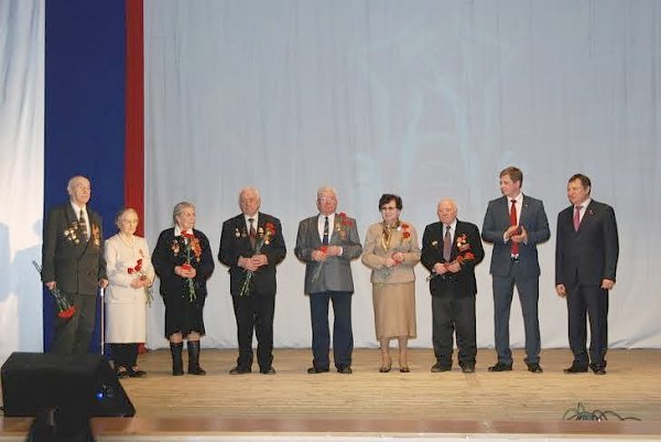 Свердловские коммунисты организовали для ветеранов торжественный концерт, посвященный Дню создания советской армии и военно-морского флота