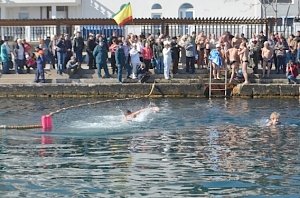 Любители зимнего плавания провели традиционный слет