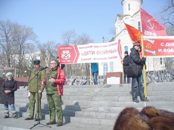 Митинг коммунистов и их сторонников у подводной лодки С-56 во Владивостоке