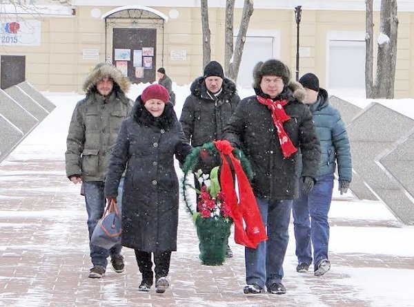 Коммунисты Благовещенска отметили 97-ю годовщину Советской Армии и Военно-Морского Флота