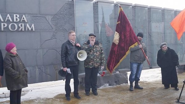 Пензенские коммунисты вышли на митинг в День Советской Армии и Военно-Морского Флота