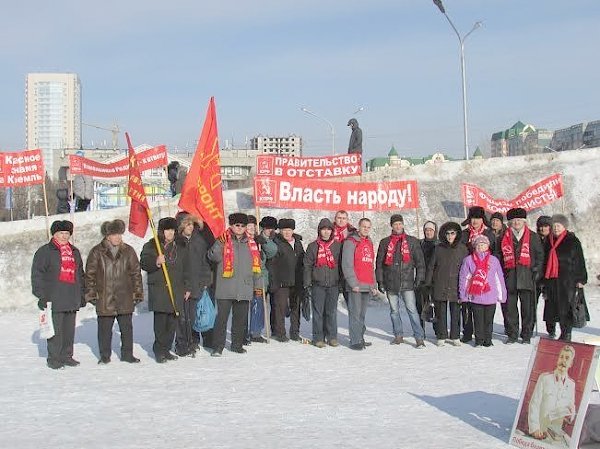 Коммунисты Кузбасса отметили 97-ю годовщину создания Советской Армии и Военно-Морского Флота