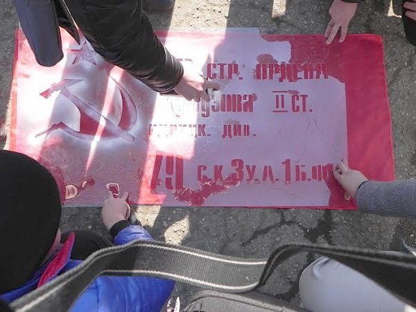 Астраханские коммунисты провели акцию "Знамя нашей Победы"
