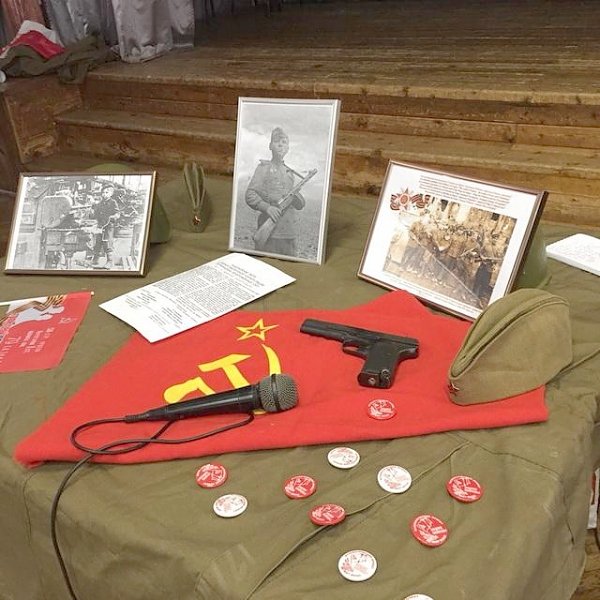Ленинградские комсомольцы проводят уроки «Знамя нашей Победы» в школах города