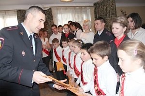 На днях в школе-интернате № 3 состоялась торжественная линейка в память о генерале Дмитрии Михайловиче Карбышеве, чье имя школа носит не один десяток лет