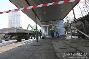 Власти Симферополя «показательно» снесли нарушающий закон продуктовый магазин