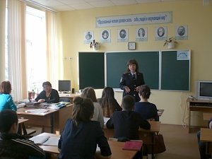 Полицейские провели правовые и профилактические занятия с учениками двух школ Кировского района