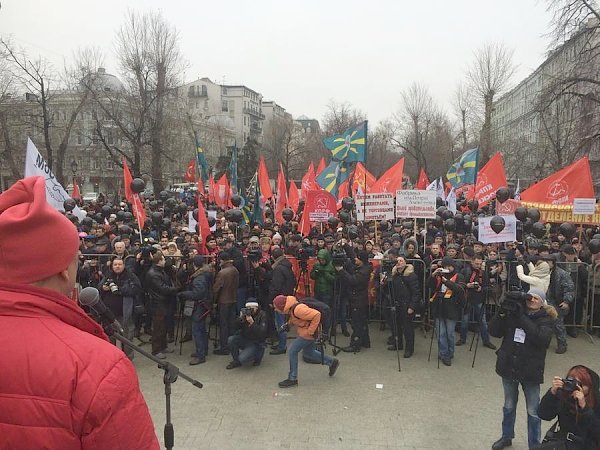 Lifenews: На митинге в Столице России коммунисты потребовали отставки правительства