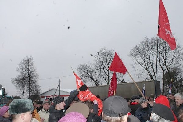 Хулиганы напали на делегацию Псковского горкома КПРФ у памятника 6-й роте