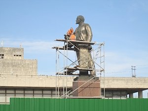 Памятник Ленину в Симферополе проходит все стадии трансформации