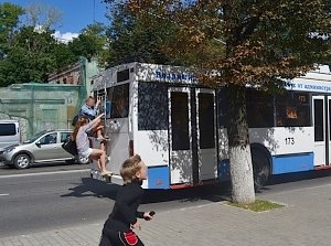 Школьникам и студентам в Крыму пообещали вернуть льготный проезд в троллейбусах