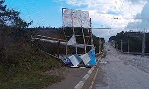 В Крыму из-за ветра упал огромный билборд