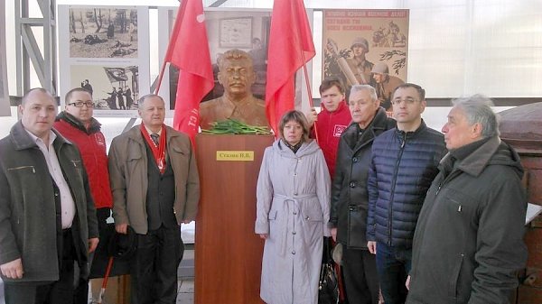 Оренбургские коммунисты возложили цветы к бюсту И.В. Сталина
