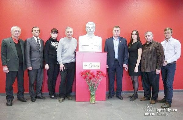 Коммунисты Липецкого обкома КПРФ возложили цветы к бюсту И.В. Сталина
