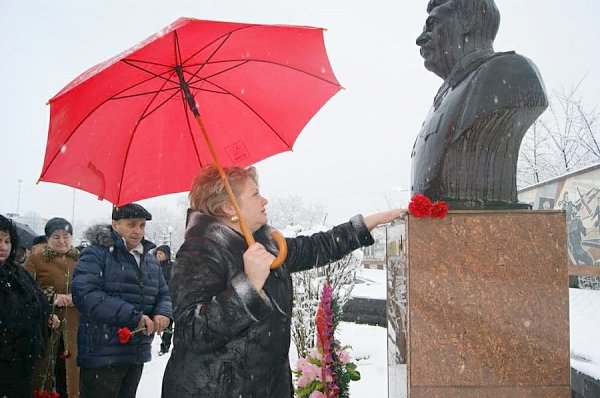Коммунисты Северной Осетии возложили цветы к памятникам и бюстам И.В. Сталина
