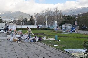 Ураган в Ялте сорвал крыши и повалил деревья