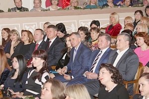 Владимир Константинов поздравил крымских женщин с наступающим весенним праздником – 8 марта