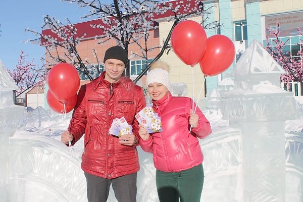 Ямало-Ненецкий автономный округ. Комсомольцы Тарко-Сале поздравили женщин города с праздником