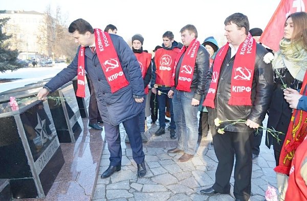 Тульская область. Возложение цветов в честь Великого Сталина к стеле одноименного города-героя Сталинграда на площади Победы