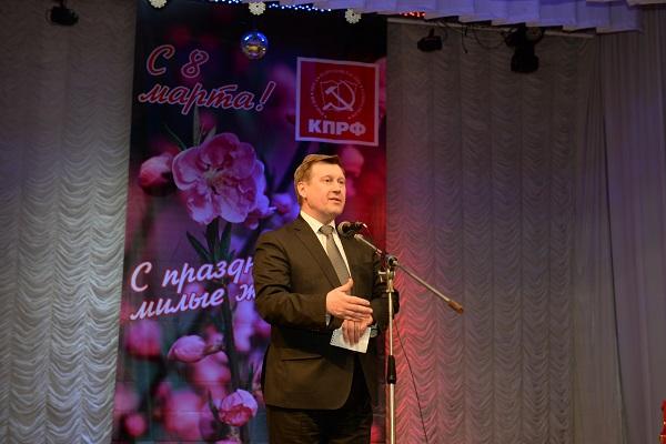 Новосибирские коммунисты поздравили женщин с Международным женским днем
