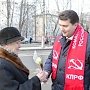 Олег Лебедев и молодые коммунисты на улицах Тулы в канун праздника дарили женщинам цветы