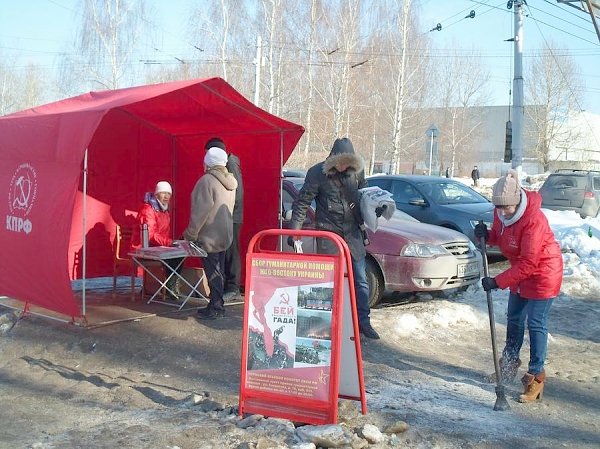 Пермский край. Комсомольцы и коммунисты организовали следующий пикет по сбору помощи для жителей и ополчения Донбасса