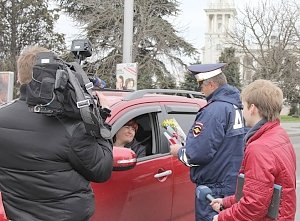 Праздничное настроение и цветы подарили участницам дорожного движения сотрудники Госавтоинспекции Севастополя