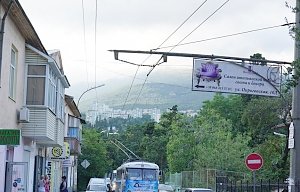 «Крымтроллейбусу» велели убрать рекламу с контактной сети в Ялте