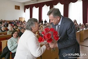 Симферопольским ветеранам от имени Путина вручили юбилейные награды