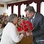 Симферопольским ветеранам от имени Путина вручили юбилейные награды