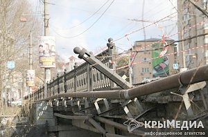 До конца недели в центре Симферополя восстановят ограждение моста над Салгиром