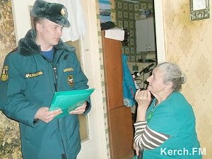 МЧС Керчи проверило жильё многодетных и малообеспеченных семей