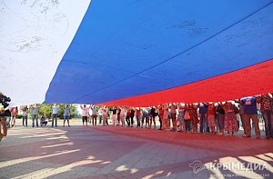 В Симферополе в день годовщины референдума развернут 18-метровый флаг РФ