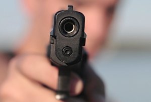 Двое разбойников в Севастополе под угрозой пистолета отобрали мопед у подростка