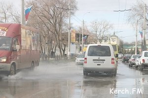 В Керчи сразу в двух местах порвало водовод под дорогой