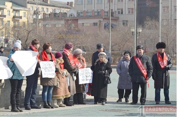 Забайкальские коммунисты присоединилось к пикету многодетных матерей, прошедшему в Чите