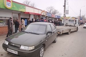 В Симферополе неправильно припаркованные авто начали увозить эвакуаторы