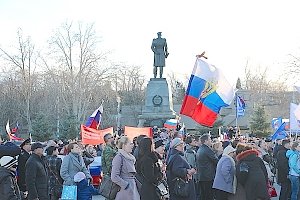 Более 10 тыс. севастопольцев приняли участие в митинге в честь годовщины референдума